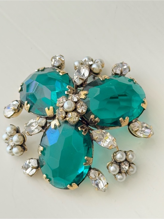 Schreiner Jewelry - SCHREINER - Signed Emerald Green Floral Brooch